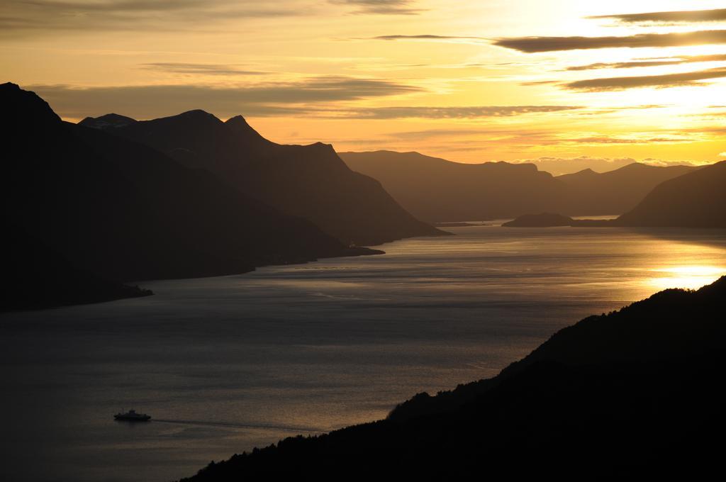 Storfjord Hotel Skodje Exteriör bild